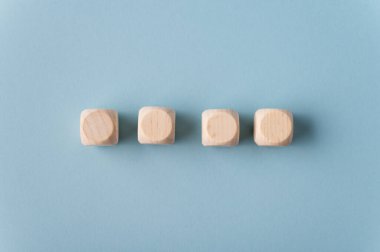 Dört boş tahta zar.