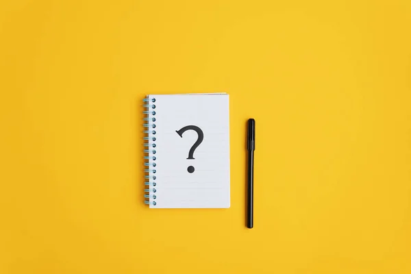 Question Mark Drawn Notepad Black Marker Lying Next Yellow Background — Stock Photo, Image