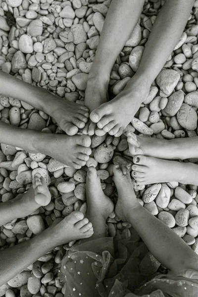 Egy Monokróm Kép Gyerek Lábáról Egy Kis Kavicsok Feletti Körben — Stock Fotó