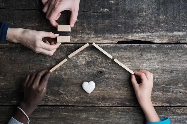 Famille Mixte Construisant Une Maison Blocs Bois Sur Fond Bois — Photo