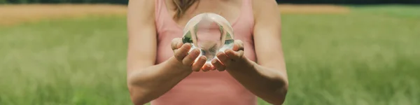 Imagem Ampla Uma Mulher Segurando Bola Cristal Uma Imagem Conceitual — Fotografia de Stock