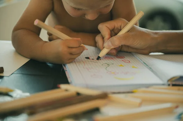 Вид Крупным Планом Маленького Ребенка Рисующего Цветными Карандашами Своей Матерью — стоковое фото