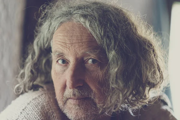 Retrato Hombre Mayor Con Pelo Rizado Gris — Foto de Stock