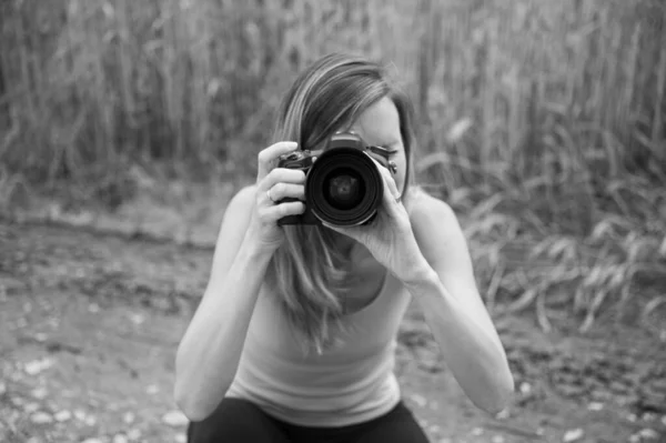 Doğada Diz Çöküp Fotoğraf Çeken Genç Kadın Fotoğrafçının Tek Renkli — Stok fotoğraf