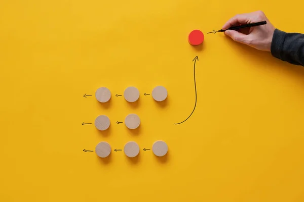 Group Wooden Cut Circles All Heading Same Direction One Red — Stock Photo, Image