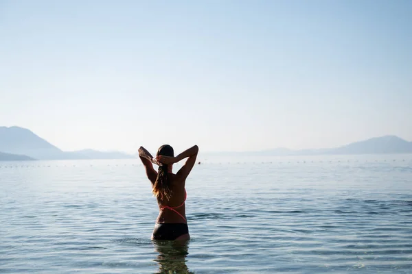 Вид Сзади Молодой Женщины Стоящей Спокойном Утреннем Море Идущей Руками — стоковое фото
