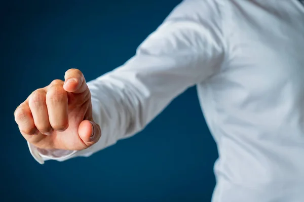 Mano Hombre Negocios Tocando Pantalla Interfaz Virtual Sobre Fondo Azul — Foto de Stock