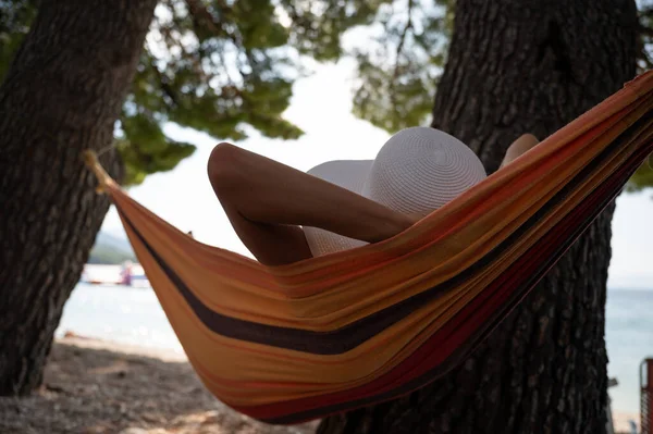 View Woman Wearing White Straw Summer Hat Enjoying Relaxing Hammock — Stock Photo, Image