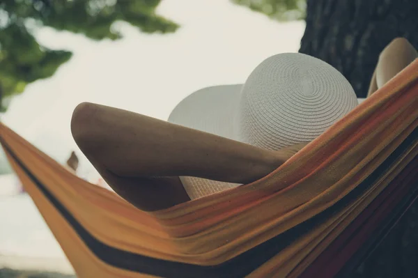 View Woman Wearing White Straw Summer Hat Enjoying Hammock Looking — Stock Photo, Image