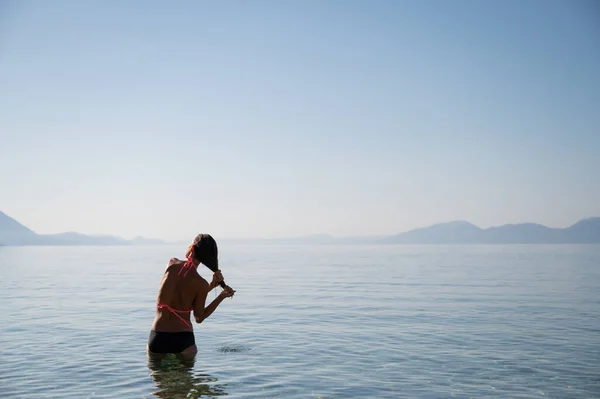View Young Woman Standing Calm Morning Seas Swim Squeezing Her — Stock Photo, Image
