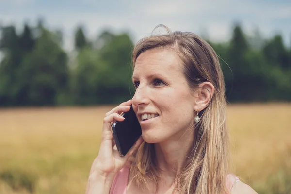 Случайная Молодая Женщина Стоящая Красивой Летней Природе Разговаривает Мобильному Телефону — стоковое фото