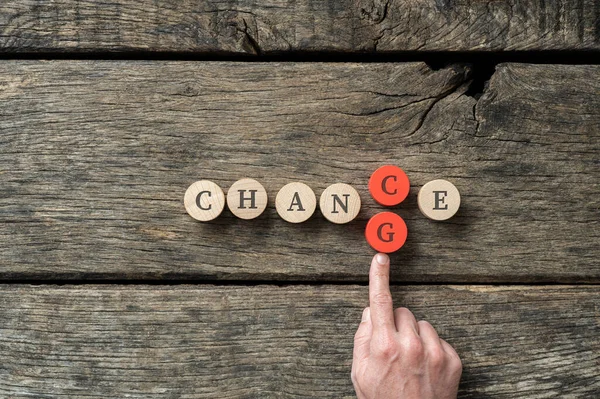 Word Chance Stavas Trä Skära Cirklar Med Manlig Hand Pusing — Stockfoto