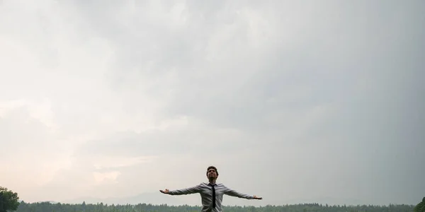 Jungunternehmer Steht Mit Ausgebreiteten Armen Unter Grauem Wolkenverhangenem Himmel Und — Stockfoto