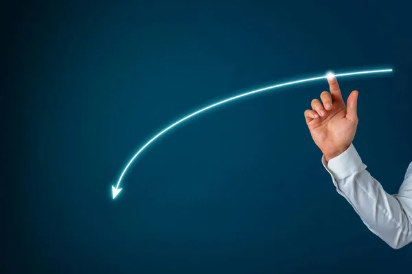 Mano Hombre Negocios Dibujando Una Flecha Brillante Que Cae Hacia — Foto de Stock