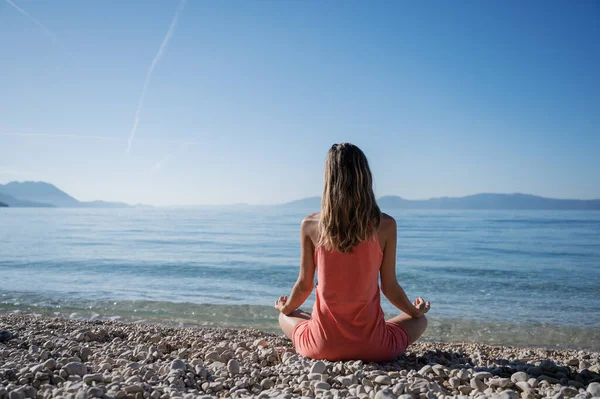 Kelebek Pozisyonunda Bacaklarıyla Çakıl Taşı Kumsalında Oturmuş Meditasyon Yapan Genç — Stok fotoğraf