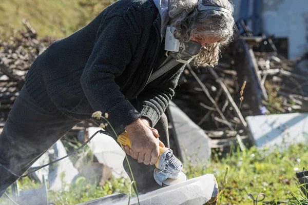 Ανώτερος Άνθρωπος Προστατευτική Μάσκα Στίλβωση Μαρμάρινης Πέτρας Μύλο Καθώς Εργάζεται — Φωτογραφία Αρχείου