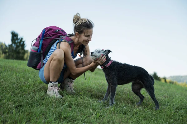 Joyeux Jeune Femme Avec Sac Dos Agenouillant Sur Prairie Verte — Photo