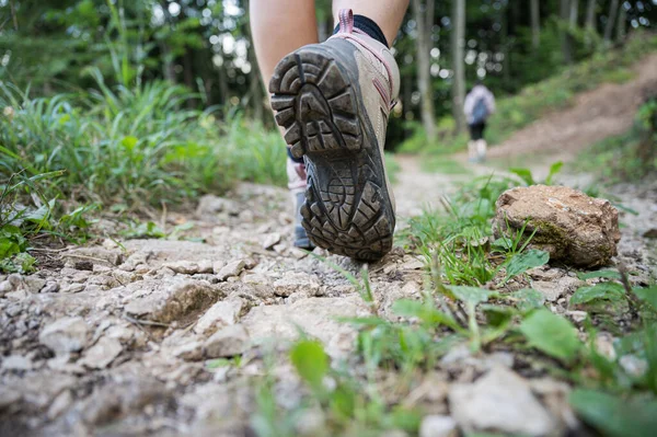 Vista Ángulo Bajo Del Pie Femenino Caminando Por Sendero Montaña —  Fotos de Stock