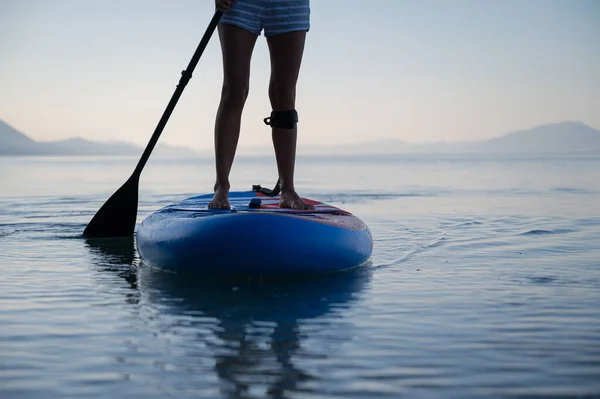 Low Angle View Female Legs Standing Sup Board Floating Calm — Stock Photo, Image