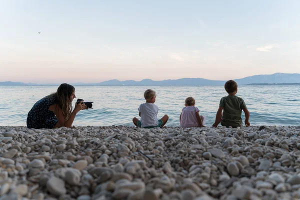 Νεαρή Μητέρα Επαγγελματική Κάμερα Φωτογραφίζει Τρία Παιδιά Της Δύο Αγόρια — Φωτογραφία Αρχείου