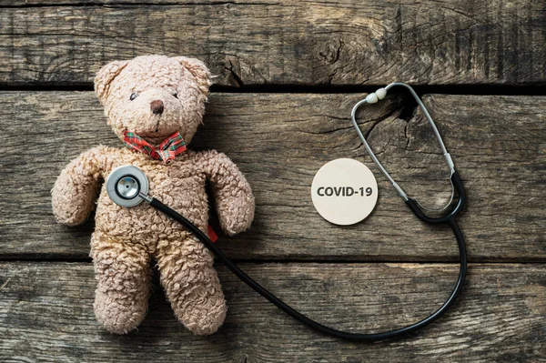 Global Coronavirus Pandemie Stethoscoop Schijf Teddybeer Naast Een Covid Teken — Stockfoto