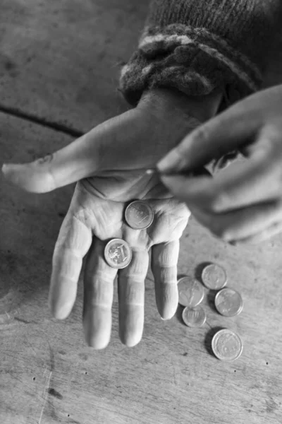 2ユーロ硬貨を持つ高齢者ホームレスの男性の手のひらの上のビュー 必要性と貧困の概念的なイメージ — ストック写真
