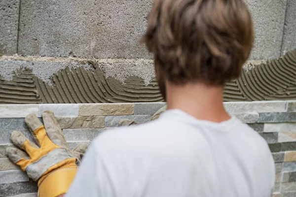 Blick Von Hinten Auf Einen Jungen Männlichen Arbeiter Der Zierfliesen — Stockfoto