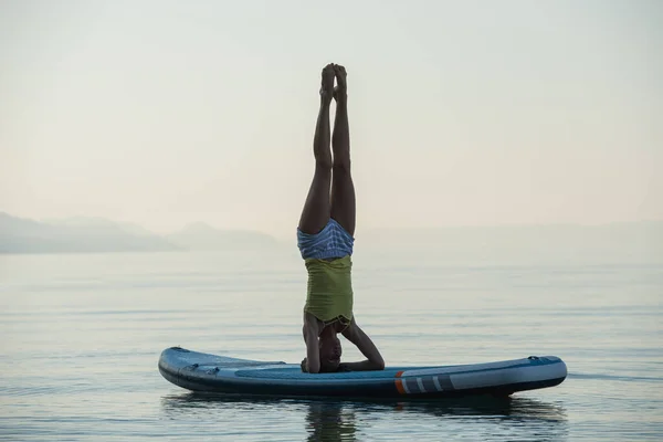 Passar Ung Kvinna Gör Ett Headstand Sup Ombord Flyter Lugn — Stockfoto