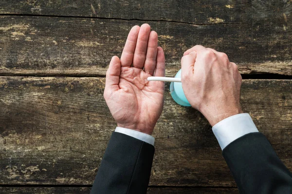 Von Oben Geschäftsmann Desinfiziert Seine Hände Mit Händedesinfektionsmittel — Stockfoto