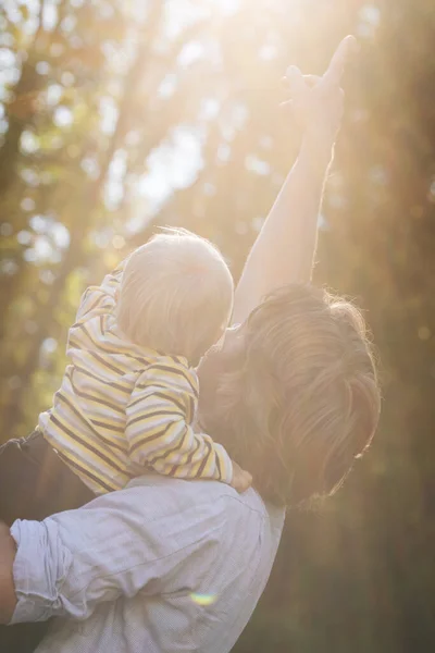 Jeune Père Tenant Son Bébé Pointant Vers Haut Comme Stand — Photo