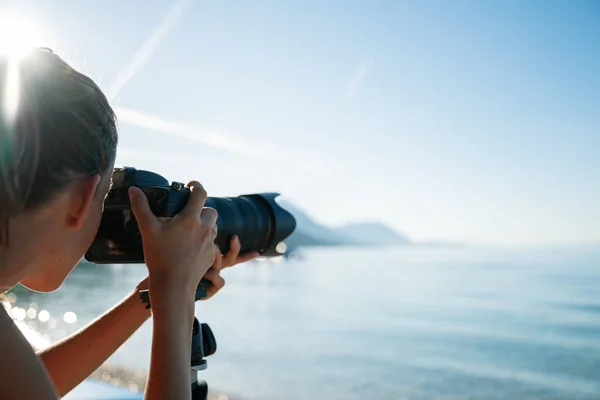 Fotografo Professionista Femminile Che Scatta Foto Bellissimo Mare Mattutino Con — Foto Stock