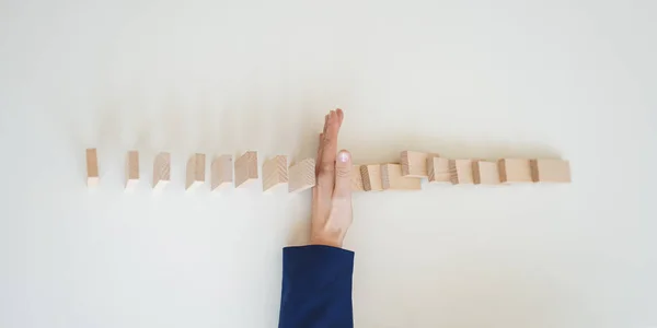 Vue Dessus Main Féminine Élégant Costume Bleu Empêchant Les Dominos — Photo