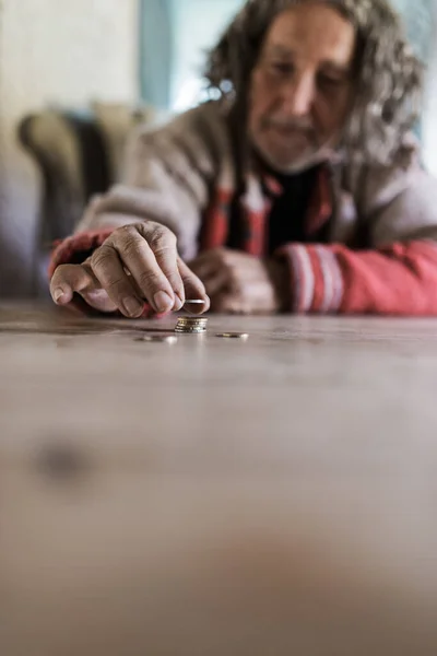 Pobreza Desesperación Imagen Conceptual Hombre Mayor Contando Sus Últimas Monedas — Foto de Stock