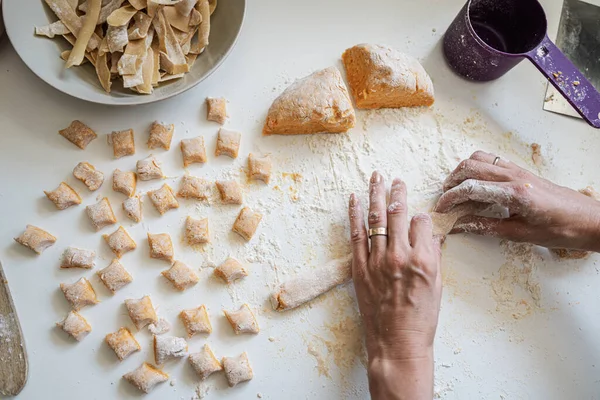 Horní Pohled Ženu Která Dělá Doma Veganské Sladké Bramborové Noky — Stock fotografie