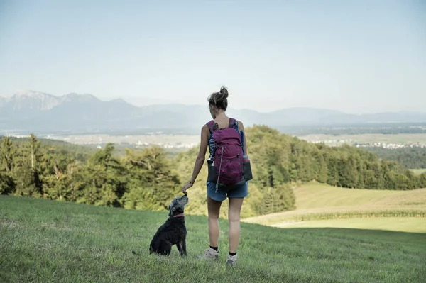 Vue Derrière Une Jeune Randonneuse Debout Dans Une Prairie Verte — Photo