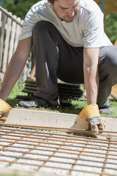 Man Making Net Steel Bars Reinforcement Hole Concrete Foundation Backyard — Stock Photo, Image