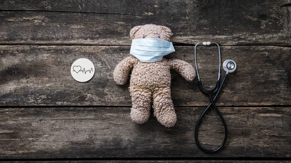 Top View Teddy Bear Wearing Protective Medical Mask Stethoscope Heartbeat — Stock Photo, Image