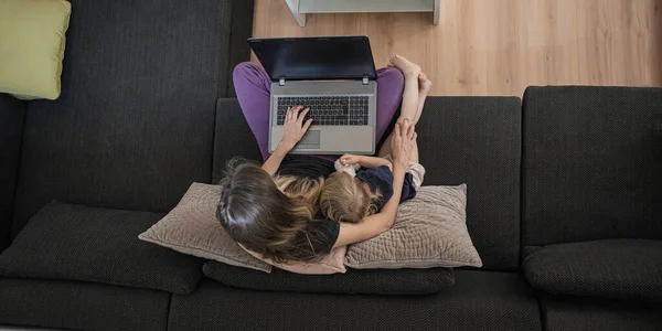 Vista Superior Madre Joven Que Trabaja Desde Casa Sentada Sofá — Foto de Stock