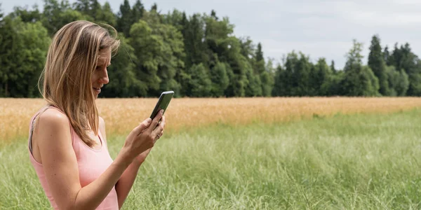 Profil Bild Ung Kvinna Bläddrar Sin Mobiltelefon När Promenad Utanför — Stockfoto