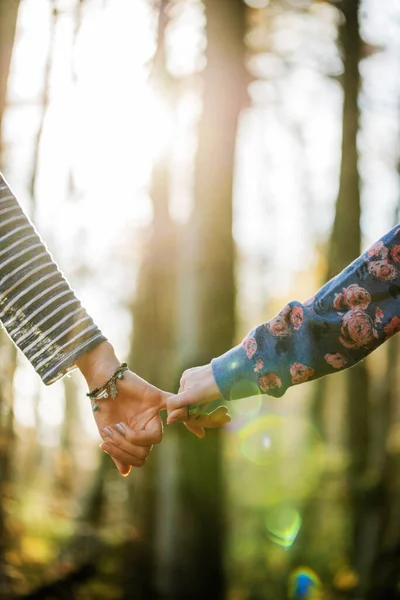 Vista Basso Angolo Due Fidanzate Che Tengono Mignoli Che Camminano — Foto Stock