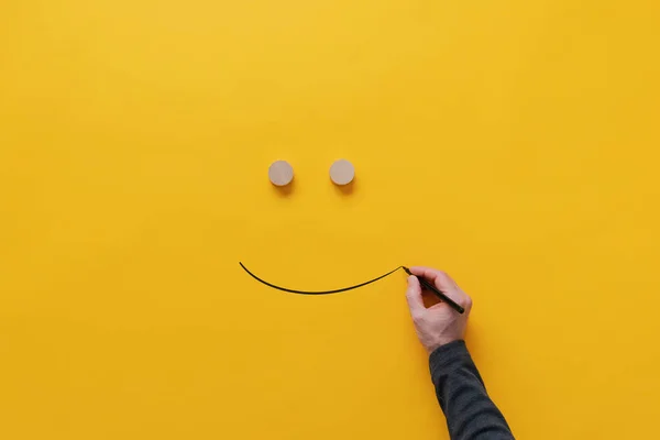 Mão Masculina Desenhando Rosto Sorridente Com Círculos Corte Madeira Para — Fotografia de Stock