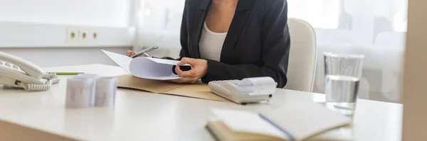 Consultora Negócios Sentada Sua Mesa Escritório Olhando Para Papelada Relatório — Fotografia de Stock