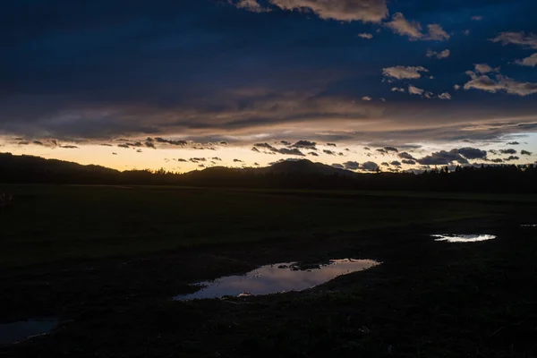 Paisaje Nublado Dramático Por Noche Sobre Naturaleza Tranquila Del Campo — Foto de Stock