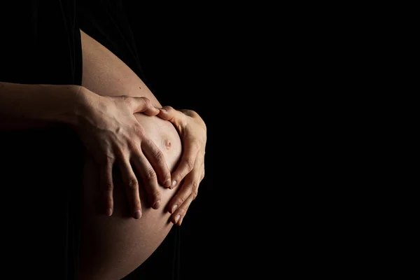 Vista Cerca Mujer Embarazada Haciendo Una Forma Corazón Abdomen Hinchado —  Fotos de Stock