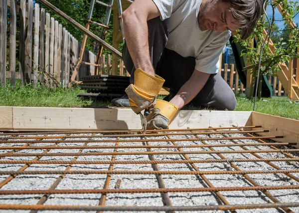 Low Angle View Man Making Net Steel Bars Clipping Them — Stockfoto