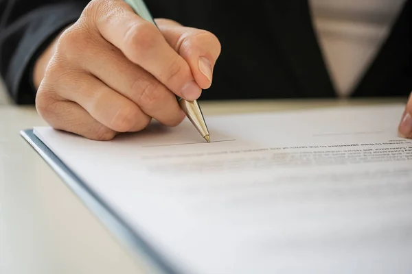 Widok Bliska Rękę Przedsiębiorcy Lub Prawnika Podpisującego Dokument Długopisem — Zdjęcie stockowe