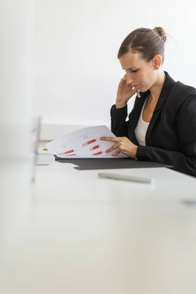 Profilansicht Einer Jungen Geschäftsfrau Die Ihrem Weißen Bürotisch Sitzt Und — Stockfoto