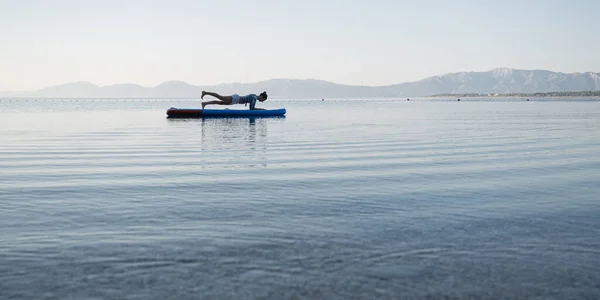 Вмістити Молоду Жінку Займає Дошку Позицію Дошці Плаває Спокійній Морській — стокове фото