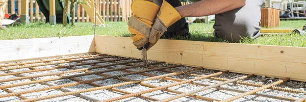 Closeup Man Making Net Steel Bars Clipping Them Together Wire — Stock Photo, Image