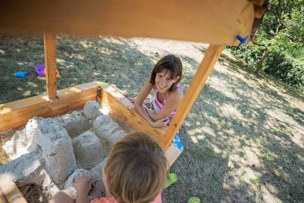 Ibu Muda Yang Bahagia Membuat Istana Pasir Dengan Anaknya Luar — Stok Foto